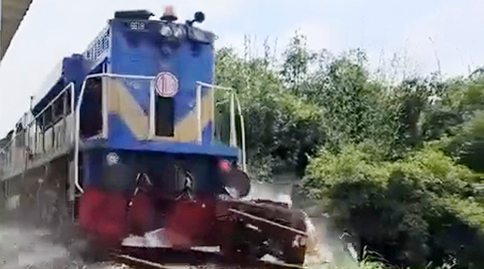  কালুখালীতে ট্রেনের ধাক্কায় দুমড়ে মুচড়ে গেল রেল ক্রসিংয়ে আটকে পড়া নসিমন